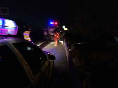 成绵高速撒盐防结冰保道路畅通