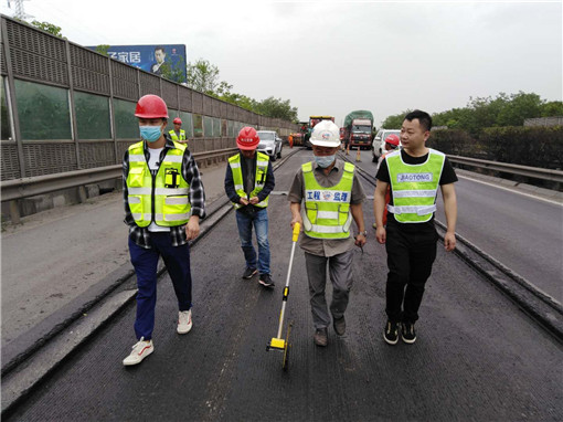 成绵公司全力加快路面养护维修工程施工进度