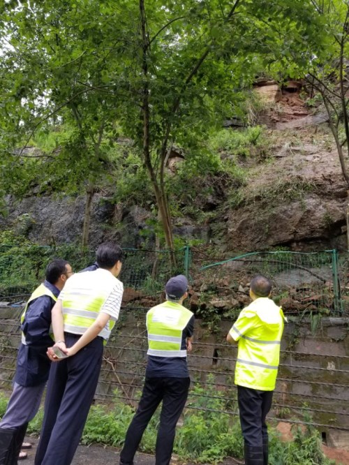成绵公司召开防汛抢险现场办公会议