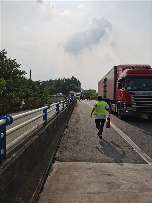 成绵高速公路新都北站齐心协力扑救自燃车辆保护人民生命财产安全