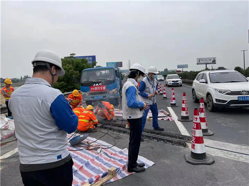 成绵高速采用新材料维修桥梁伸缩缝