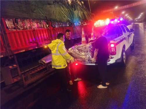 冒雨找寻货物归主人 优质服务见真情 --成绵公司路管二中队二班