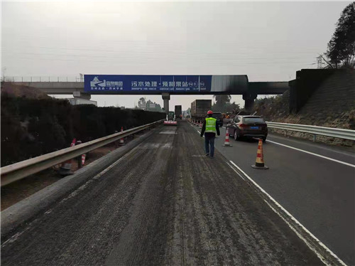 成绵公司快速完成K1718交通事故受损路面及交安设施抢修